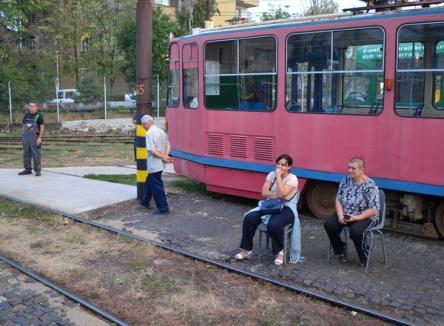 Teatru la înghesuială: actorii orădeni au jucat în depoul OTL (FOTO)