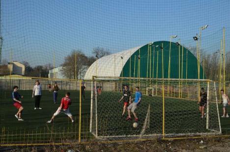 Baza Sportivă Tineretului: fotbal şi relaxare în condiţii de excepţie! (FOTO)