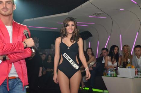 Deşi au defilat în lenjerie dantelată, concurentele de la Miss Crişana n-au prea smuls aplauze în Avenue (FOTO)