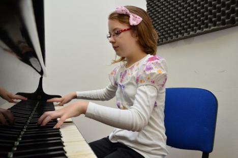 Micuţa Mozart: La doar 10 ani, o bihoreancă poate cânta la orice instrument pe care îl aude (FOTO / VIDEO)