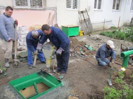 Români inventivi: O familie din Craiova şi-a săpat beci pentru murături în grădina din faţa blocului