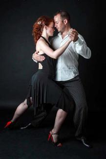 Do you tango? Doi dansatori din Budapesta îi invită pe orădeni să înveţe tango argentinian