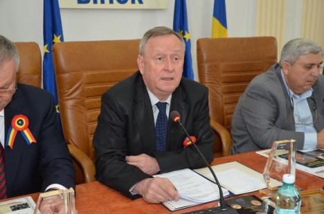 Şedinţa în care CJ Bihor a făcut 5 cetăţeni de onoare post-mortem, tulburată de divergenţe româno-maghiare (FOTO)