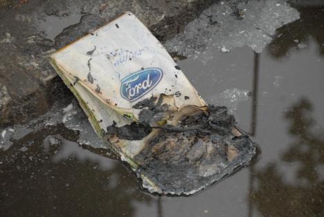 Incendiu la o maşină pe Bulevardul Dacia: Un Ford a luat foc în mers (FOTO)