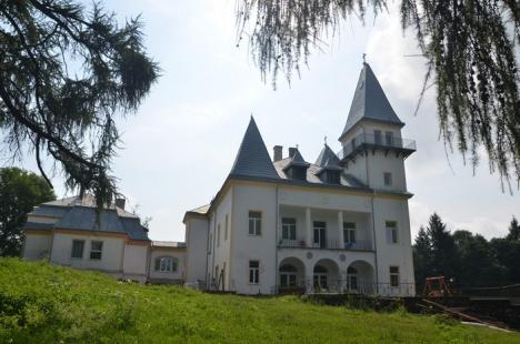 Castelul renegat: Călugăriţele mănăstirii conduse de Maica Mina au pus termopane unui castel vechi de un secol (FOTO)