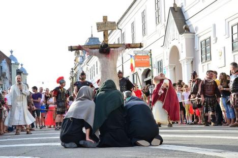 Patimile lui Hristos: Sute de orădeni l-au însoţit pe Iisus pe Drumul Crucii (FOTO / VIDEO)