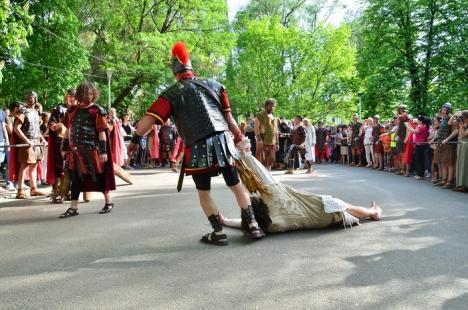 Patimile lui Hristos: Sute de orădeni l-au însoţit pe Iisus pe Drumul Crucii (FOTO / VIDEO)