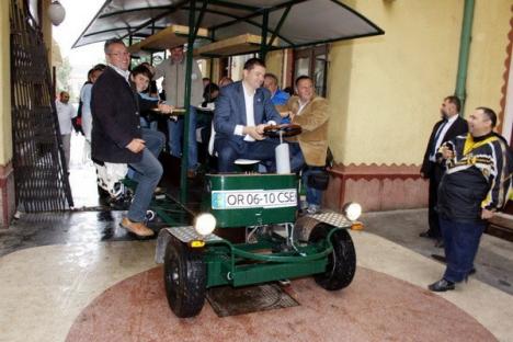 Cseke a pedalat o "bicicletă-autobus" alături de maghiari şi români, vrând să arate că va fi primarul tuturor (FOTO)