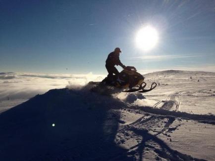 Iarna "extremă": bihorenii caută senzaţii tari pe snowboard, snowmobil ori la off-road (FOTO)