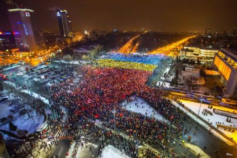 A 13-a seară de proteste: În Piaţa Victoriei, oamenii au făcut un tricolor uman