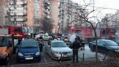 BMW distrus de flăcări, în parcarea restaurantului Vandana