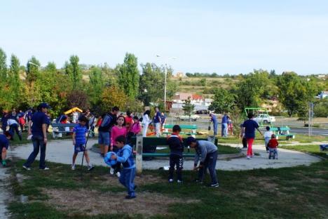 Voluntarii Provident şi picii din Dragoş Vodă au făcut un nou loc de joacă (FOTO/VIDEO)