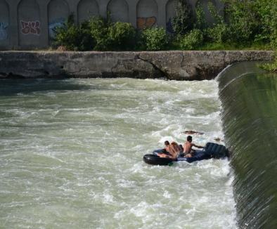 Intervenţie spectaculoasă: Patru copii în pericol de înec, salvaţi de pompieri dintr-un vârtej lângă Podul Dacia (FOTO)