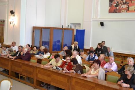 Profesorul Constantin Butişcă şi-a lansat volumul "Bisericile ortodoxe orădene şi slujitorii lor" de ziua onomastică (FOTO)