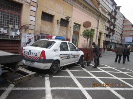 Maşină de Poliţie, ridicată, după ce şoferul a parcat pe interzis (FOTO)