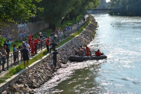 Intervenţie spectaculoasă: Patru copii în pericol de înec, salvaţi de pompieri dintr-un vârtej lângă Podul Dacia (FOTO)