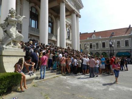 Isterie şi haos la preselecţia pentru "Românii au talent" (FOTO)
