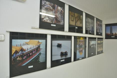 Sala plină de curioşi să vadă vernisajul expoziţiei "Impresii din China" a fotografilor Ovi D. Pop şi Ştefan Tóth (FOTO)