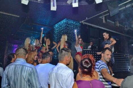 Clubul The One s-a redeschis cu DJ Rynno, animatoare sexy şi confetti. Vezi care a fost atmosfera! (FOTO)