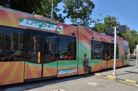 Tramvaiele Siemens, "colorate" cu reclamă, îi nemulţumesc pe orădeni (FOTO)