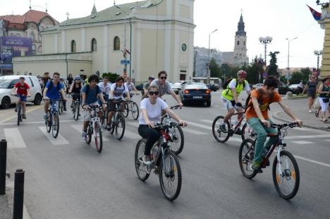 Elevii gojdişti promovează ciclismul, chiar dacă nu au destule piste în oraş (FOTO)