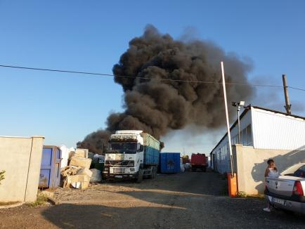Arde iar depozitul de gunoaie de la Nojorid! Fumul negru şi dens se vede de la depărtare, bihorenii au fost avertizaţi prin Ro-Alert să stea în case (FOTO / VIDEO)
