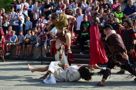 Patimile lui Hristos: Sute de orădeni l-au însoţit pe Iisus pe Drumul Crucii (FOTO / VIDEO)