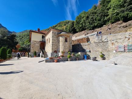 Muntele vrăjit: Povestea Muntelui Athos, locul sfânt spre care se îndreaptă cu speranță mii de pelerini români (FOTO)