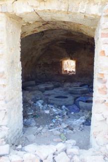 Monument în ruină: Cazarma Husarilor se prăbuşeşte din pricina nepăsării proprietarilor (FOTO)
