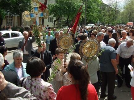 Orădenii au luat cu asalt bisericile de Florii. Aproape o mie de credincioşi la Biserica Sf. Andrei (FOTO)