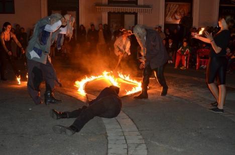Dracii s-au luptat cu foc în centrul Oradiei (FOTO/VIDEO)