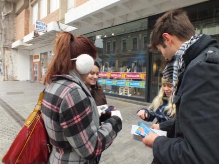 Cadou de Miculaş: Viitorii farmacişti au împărţit prezervative tinerilor orădeni (FOTO)