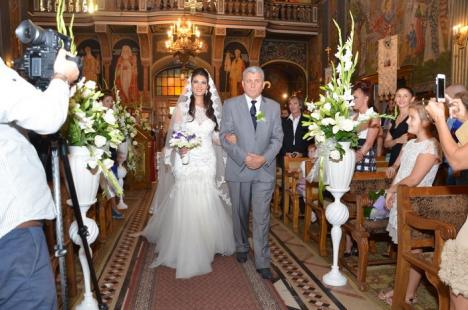 Mihai Bar şi-a măritat fata: Mihaela şi-a oficiat joi seară cununia civilă şi cea religioasă (FOTO)