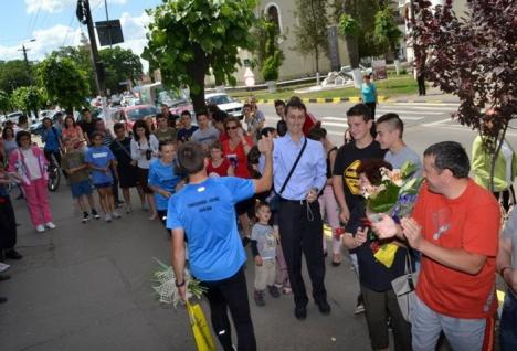 Remus Sime, întâmpinat cu urale în Beiuş după cursa de 200 de kilometri pentru acordarea de burse şcolare (FOTO)