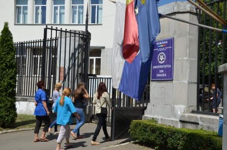 A început admiterea la facultate: Viitorii studenţi "mişună" prin campusul Universităţii din Oradea (FOTO)