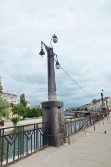 Mesaje din trecut: Pe străzile Oradiei mai pot fi văzute socluri de la stâlpii de iluminat montaţi acum mai bine de un secol (FOTO)