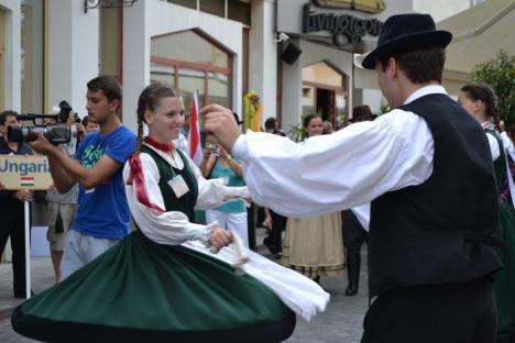 Festivalul Internaţional de Folclor a început cu ploaie şi spectatori puţini (FOTO/VIDEO)