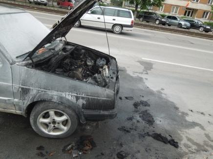 O maşină a luat foc în mers, în Nufărul (FOTO)