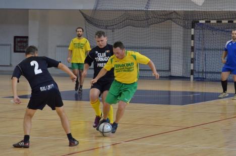 Funcţionarii şi presarii au jucat fotbal în sală în cadrul Toamnei Orădene (FOTO)