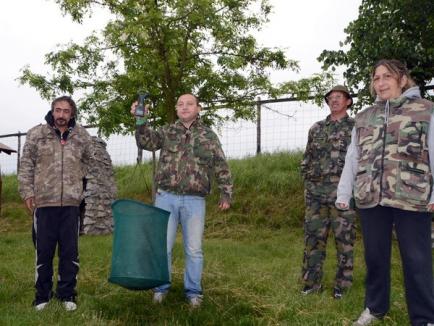 Cupa presei la pescuit a adunat ziariştii bihoreni pe marginea lacului din Husasău de Criş (FOTO)