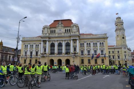 Bicicleta, cel mai rapid mijloc de transport în Oradea. Peste 500 de orădeni au pedalat victorioşi prin oraş (FOTO/VIDEO)