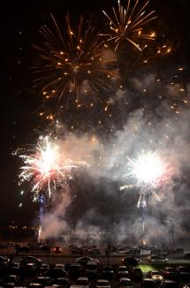 La mulţi ani, Lotus! O "explozie" de artificii a iluminat cerul în Nufărul (FOTO)