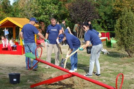 Voluntarii Provident şi picii din Dragoş Vodă au făcut un nou loc de joacă (FOTO/VIDEO)