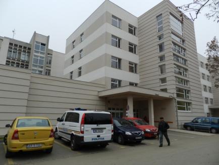 Percheziţii DIICOT la Spitalul Municipal, farmacii şi medici de familie din Bihor: 30 de persoane duse la audieri (FOTO / VIDEO)