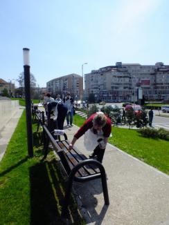 La muncă voluntară: Angajaţii Companiei de Apă au pregătit de primăvară zona verde din Dealul Păcii (FOTO)