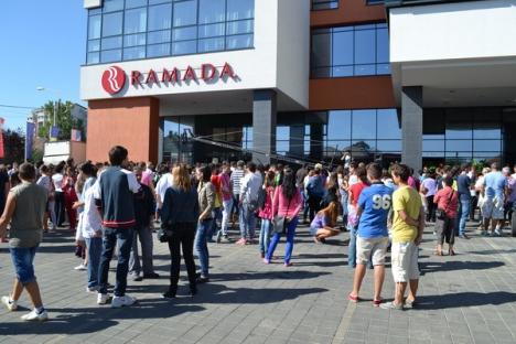 Prima preselecţie "Românii au Talent" la Oradea a strâns sute de concurenţi (FOTO)