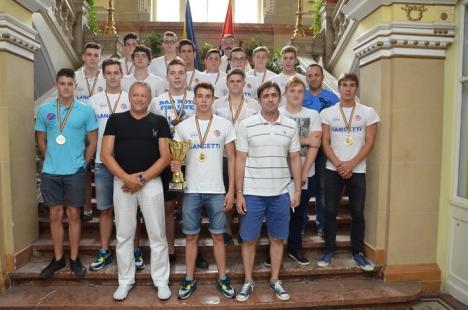 Echipele de juniori I și II ale clubului Crișul, premiate, pentru titlul național obținut (FOTO)