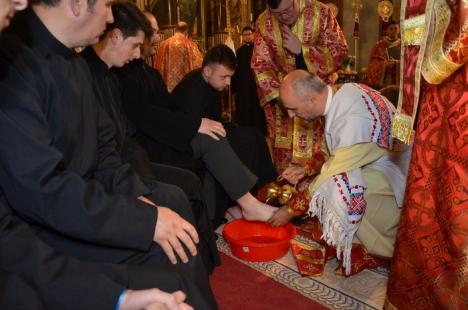 După exemplul Mântuitorului, episcopul Virgil Bercea a spălat picioarele a 12 seminarişti (FOTO)