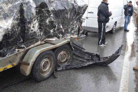 Un orădean şi-a distrus maşina într-un accident stupid, lovind o dubă Mercedes ce tracta, pe semiremorcă, o barcă cu motor (FOTO)