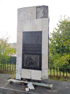 Glorie veșnică... Monumentul închinat ostașilor căzuți în luptele pentru eliberarea Oradiei, distrus de nepăsare (FOTO)